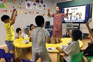 RoyalABC Classroom: Khám phá lớp học đầy màu sắc với RoyalABC Classroom, nơi trẻ em sẽ được học Tiếng Anh theo phương pháp độc đáo và hiệu quả. Với những hoạt động giáo dục thú vị và bài học được thiết kế thông qua trò chơi, trẻ em sẽ cảm thấy hứng thú và tận hưởng quá trình học tập. Đừng chần chừ mà hãy đăng ký ngay để trẻ em của bạn trở thành những thần đồng Tiếng Anh!